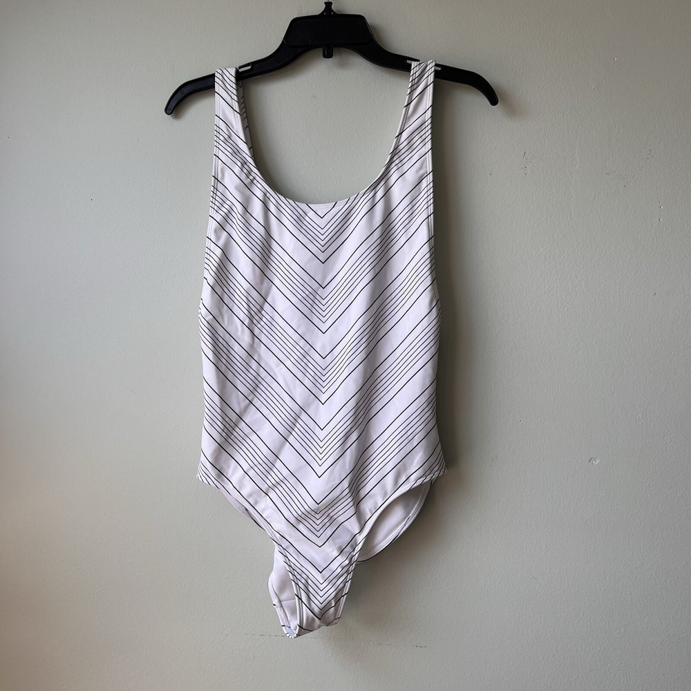 Athleta Chevron High-Leg One-Piece Swimsuit White SIZE 34 D/DD NWOT